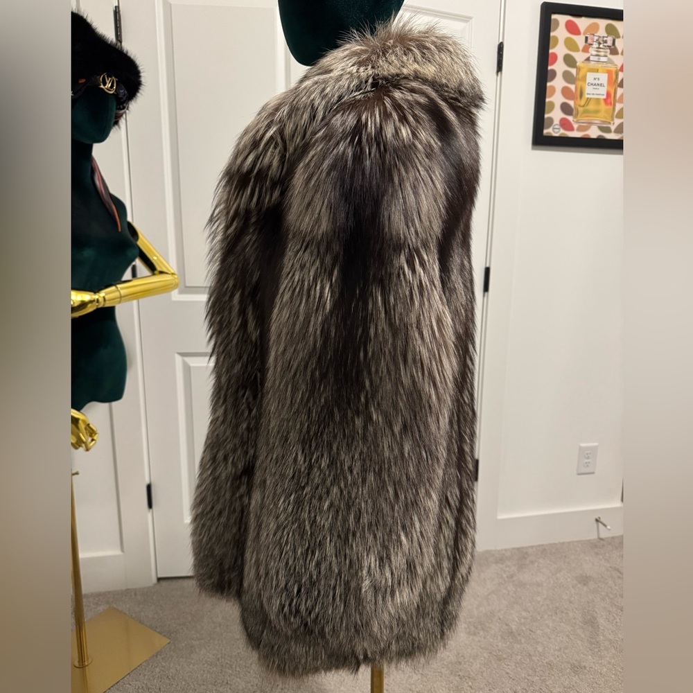 Luxurious SAGA Fox Fur Coat - Picture 5 of 17